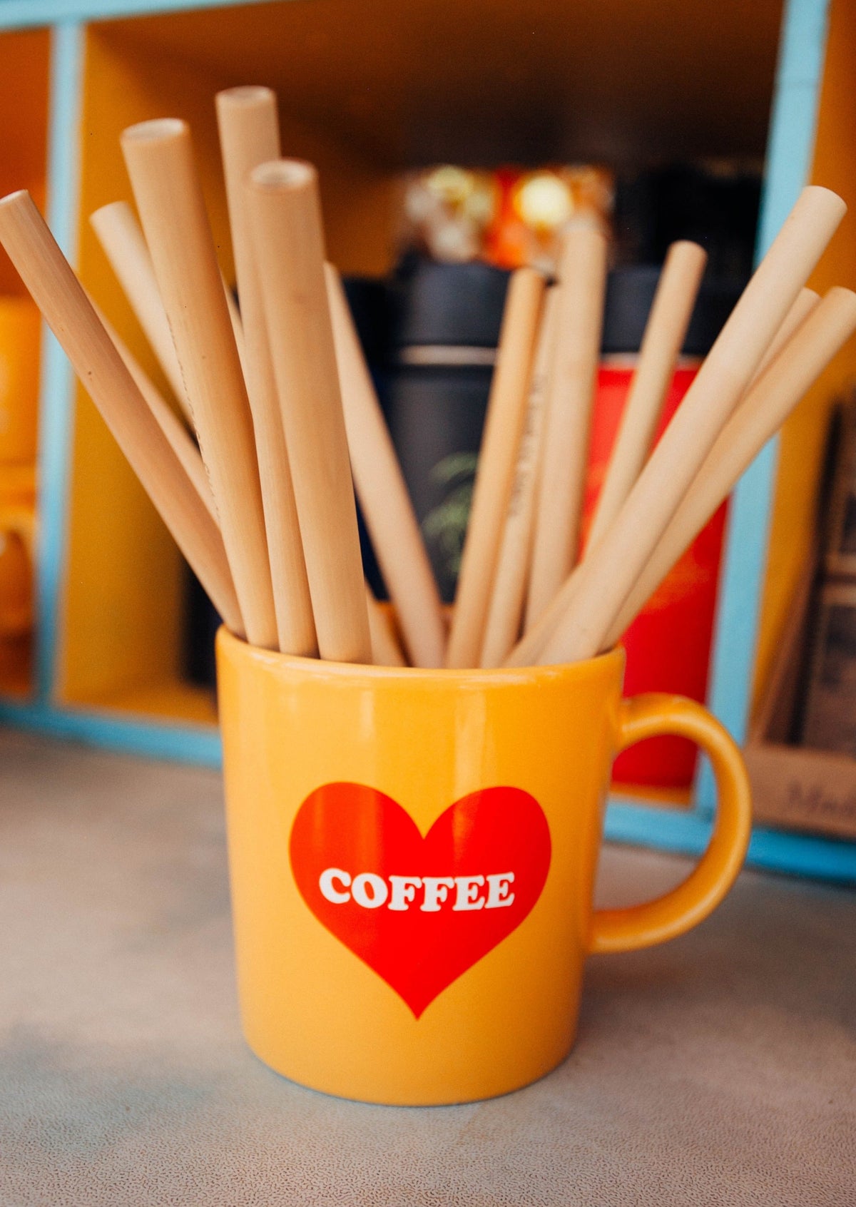 coffee mug with bamboo straws